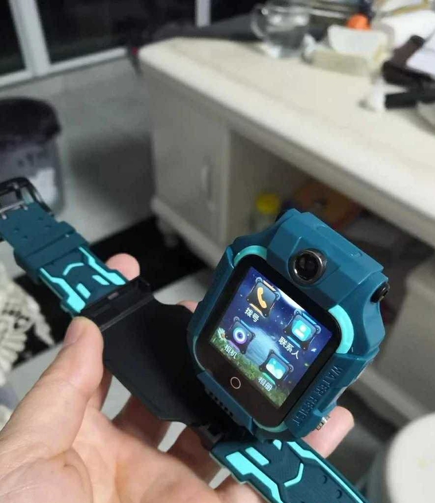 一折出全新正品小天才儿童电话手表Z6同款，...