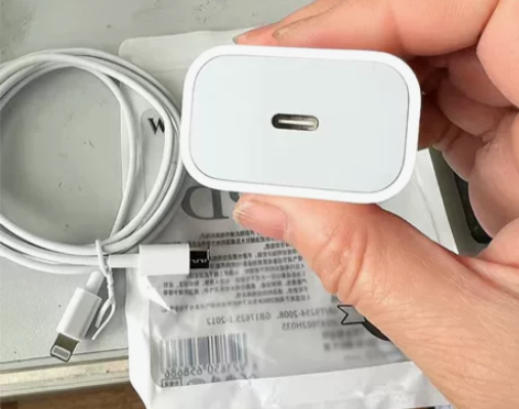 《全新低价处理》全新适用苹果20W快充18...