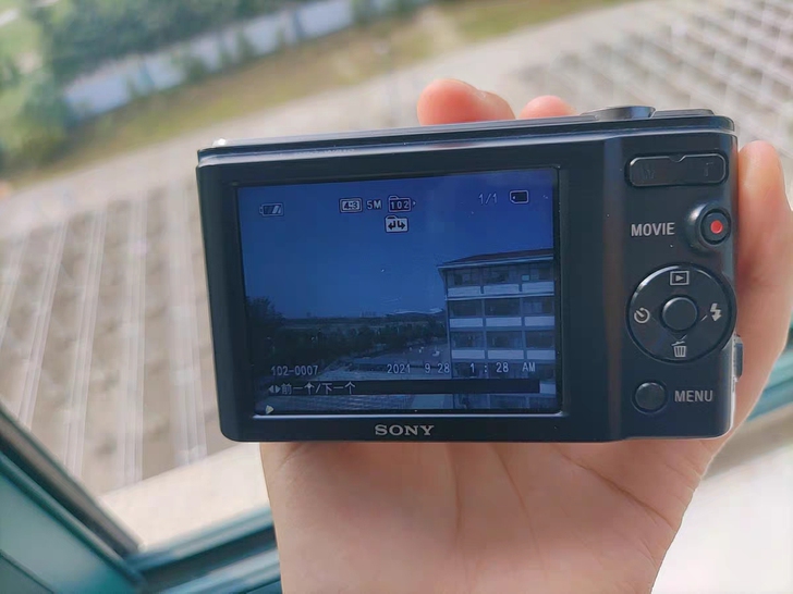Sony/索尼 w810黑色，送电池，充电...