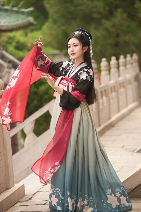入手渠道：闺蜜送的。上襦是s码的。