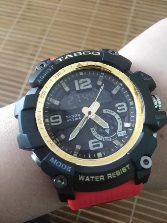 杂牌手表亲戚送的，款式我不喜欢，放在家吃灰...