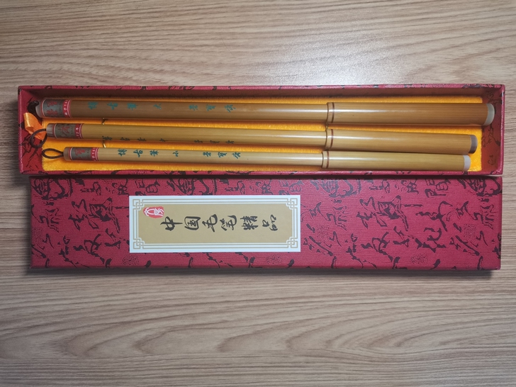 一套荣宝斋的博古笔。
