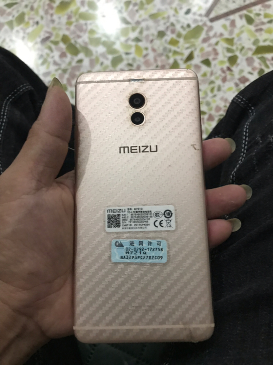 出魅族note6。金色9新。屏幕手贱弄坏了...