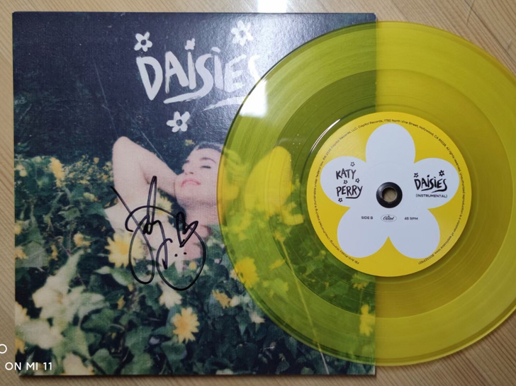 Katy Perry Daisies 签名...