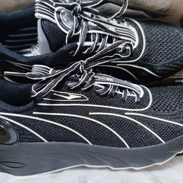 品牌型号 鸿星尔克奇弹跑鞋