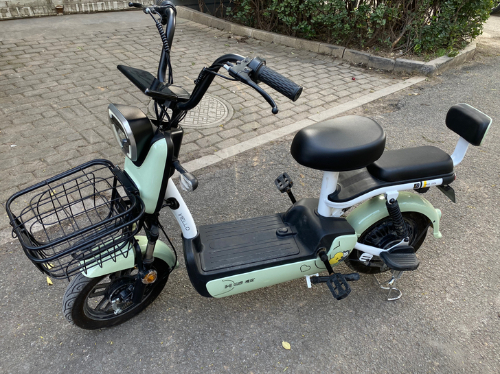 哈啰电动车，车子成色如图，新车刚买两个多月...