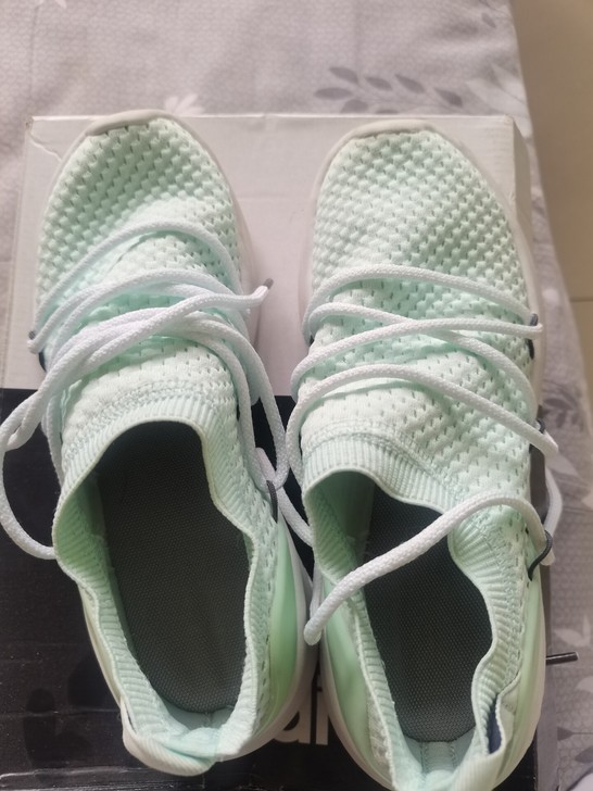 阿迪正品运动鞋,没穿几次,喜欢的抢。偏远地...