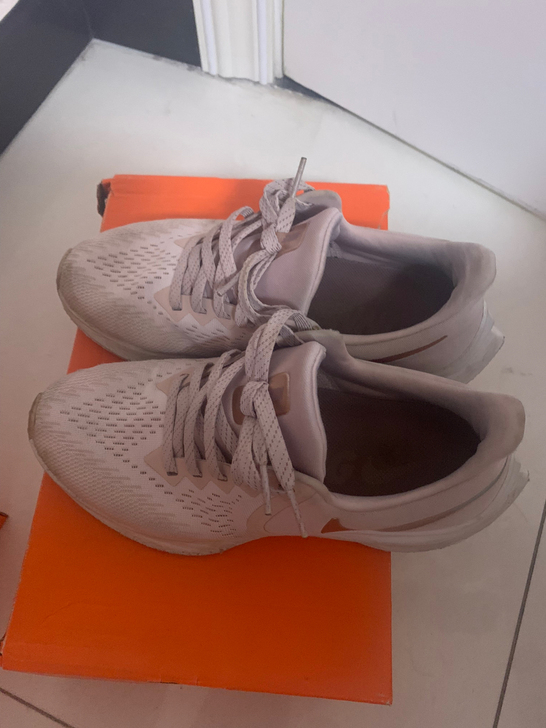 耐克Zoom跑鞋，孩子穿不耐脏，自己没刷。...