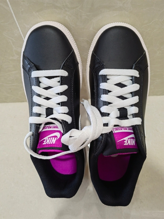 耐克板鞋，孩子的爸爸外地买回来的，孩子只试...