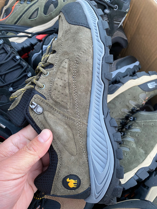 处理断码纯皮骆驼户外鞋44码一双