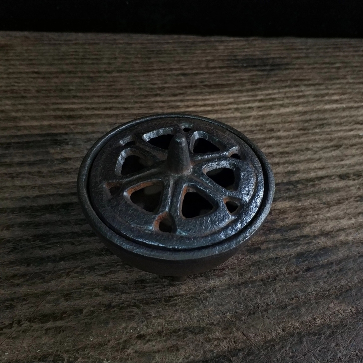 旧货市场淘到的铁器小香炉，也可以做烟灰缸，...