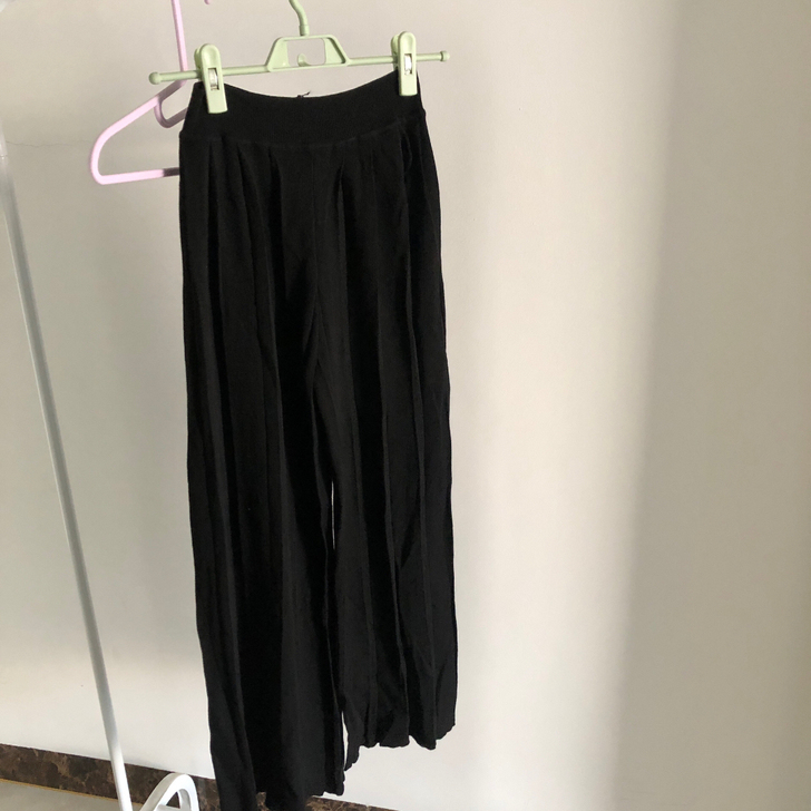 搬家清闲置针织阔腿裤九成新，单件不包邮，一...