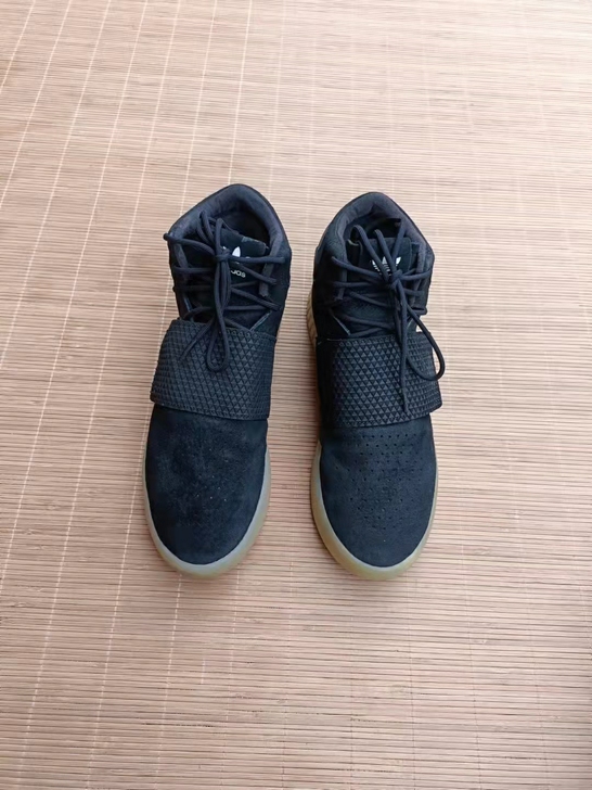 42.5码 阿迪达斯运动鞋        ...