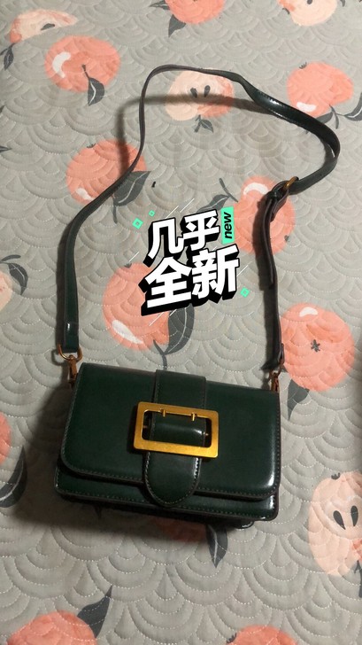 超好看，超好搭的硬牛皮包，墨绿色，比手机稍...