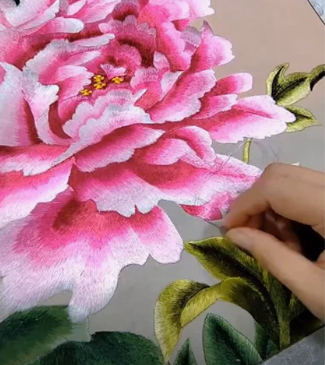 苏绣画。羽羽如生。丰富多彩。手工绣。牡丹花...