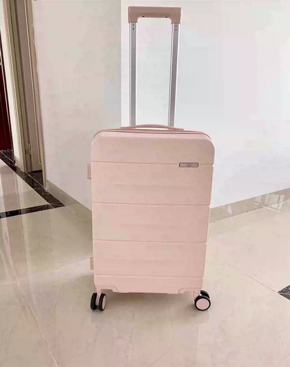 粉色行李箱,用过几次,现转手了,需要的可以...