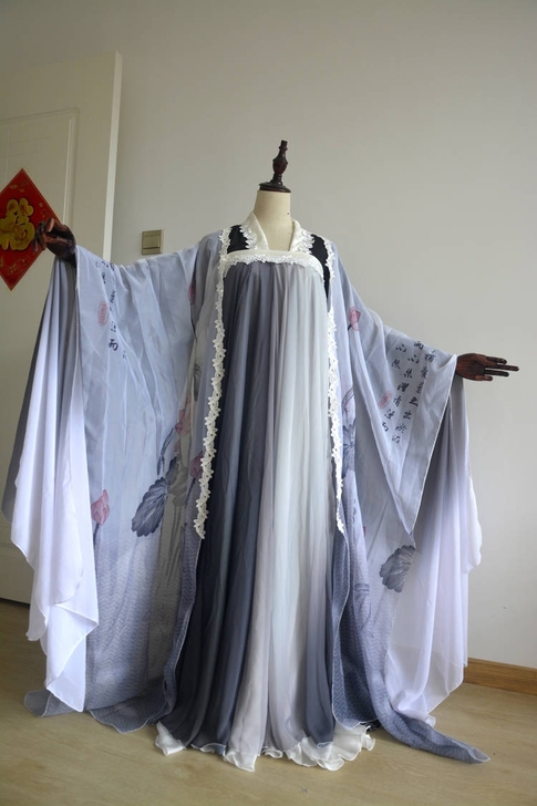 全新古装  外层裙摆360    m~L码