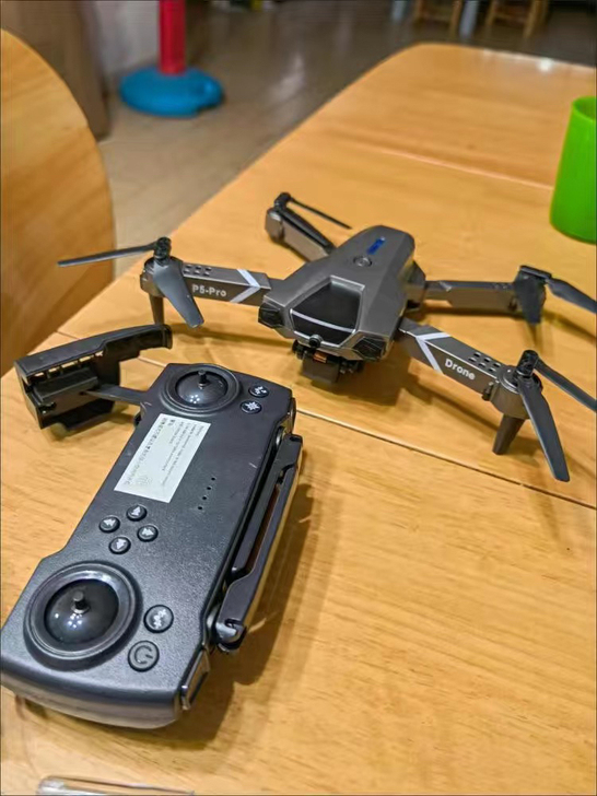 无人机,便捷折叠航拍无人机,高清拍摄飞行器。