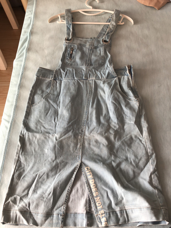 cache cache背带裙，本来是系在扣...