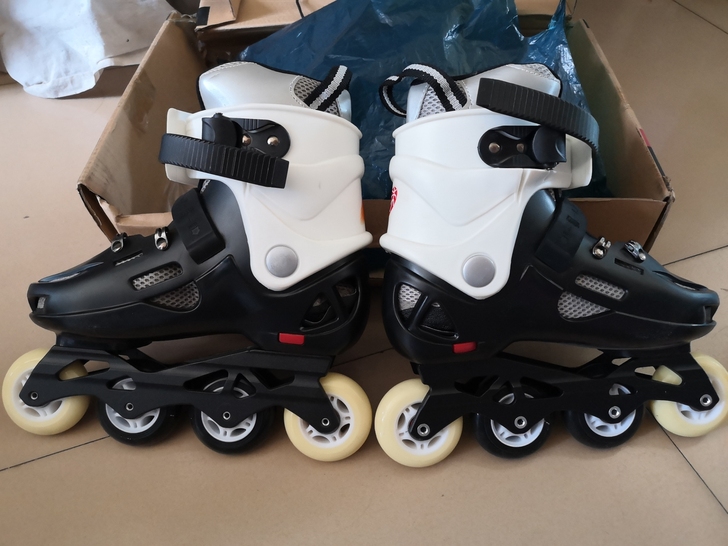 轮滑鞋  仅仅试穿过一次  不合适  所以...