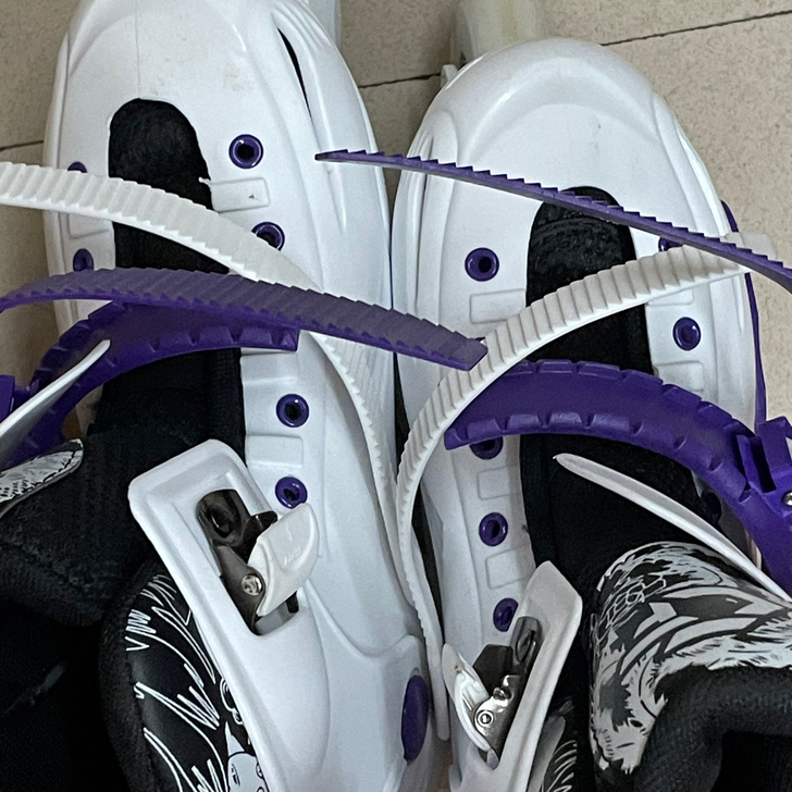 闲置一双轮滑鞋，只穿过一次，36-40，护...