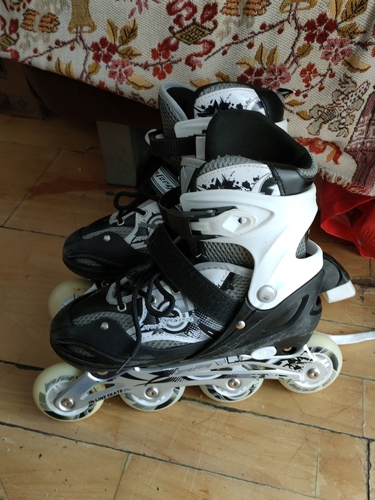 41码隆峰旱冰鞋，不想划了，便宜出。没有护...