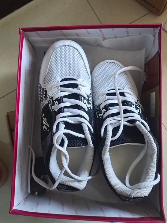 带轮滑鞋最大穿到三七的脚，儿子买下就玩一会...