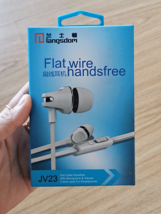 入耳式线控重低音耳机 是否线控：是 佩戴方...