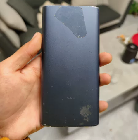 小米充电宝成色不好但是电池很耐用 用了半年...