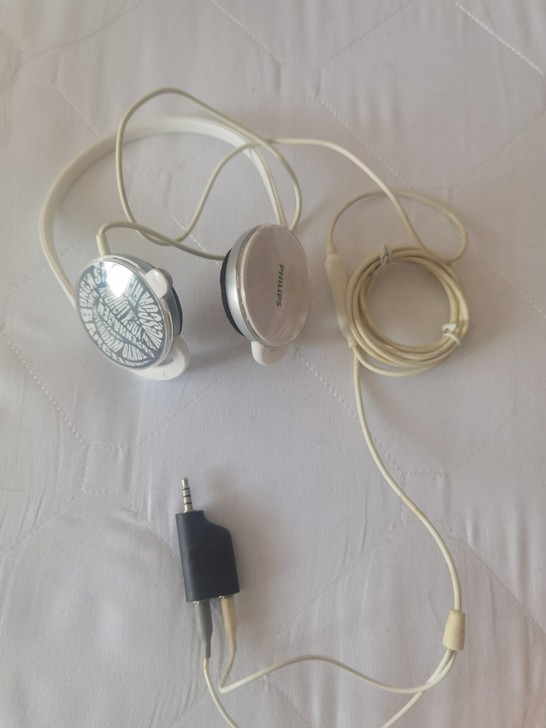 老款飞利浦头戴耳机，音质很均匀！没任何问题...