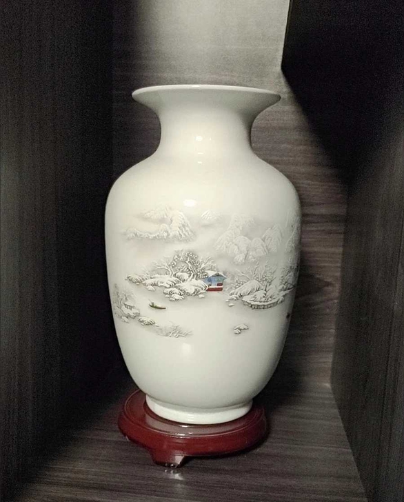 一个花瓶包邮送木质底座 太占位置了，全新雪...