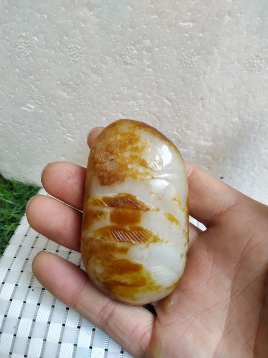 和田玉雕刻的山水画入手渠道：早年家族老前辈...