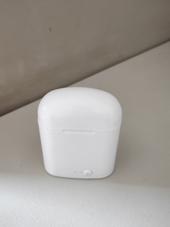 闲置蓝牙耳机，几乎全新，无划痕。