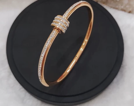 店不开了，剩10来条镶钻小蛮腰手镯，亏本3...