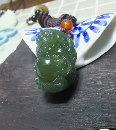 和田玉湖水绿抱球狮子， 玉狮健硕，怀抱绣球...