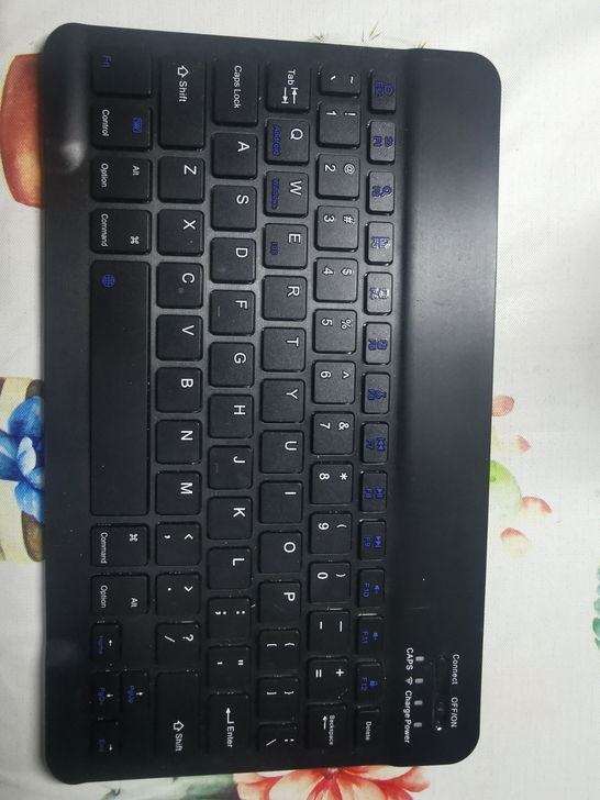 出一个蓝牙键盘 没有品牌 平板用手机用都可...