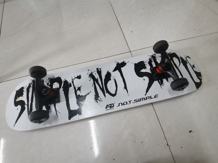 AD专业滑板，双翘，买回来就用过三次，有轻...