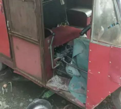 全封闭三轮车摩托车，以前县城拉人用的，换了...