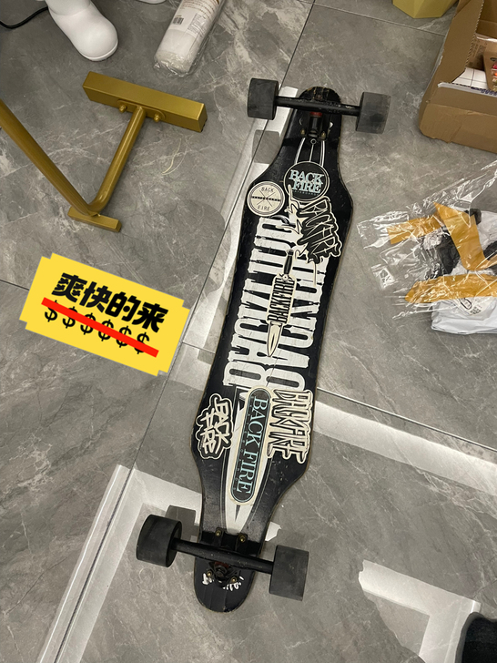 就是朋友送的滑板，能有80cm长吧，很结实...