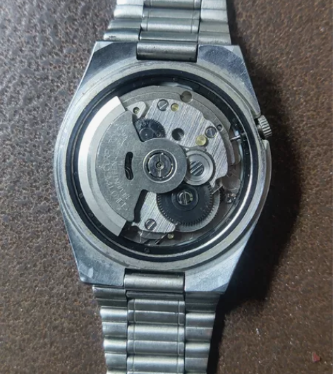 精工7009手表一架如图，正常走动。日期、...