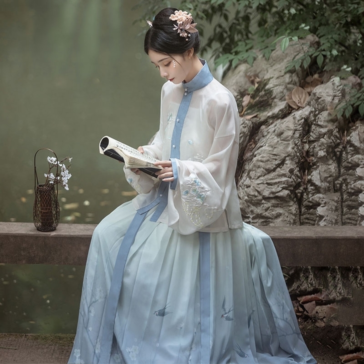 桔屿明制汉服有云肩的那种