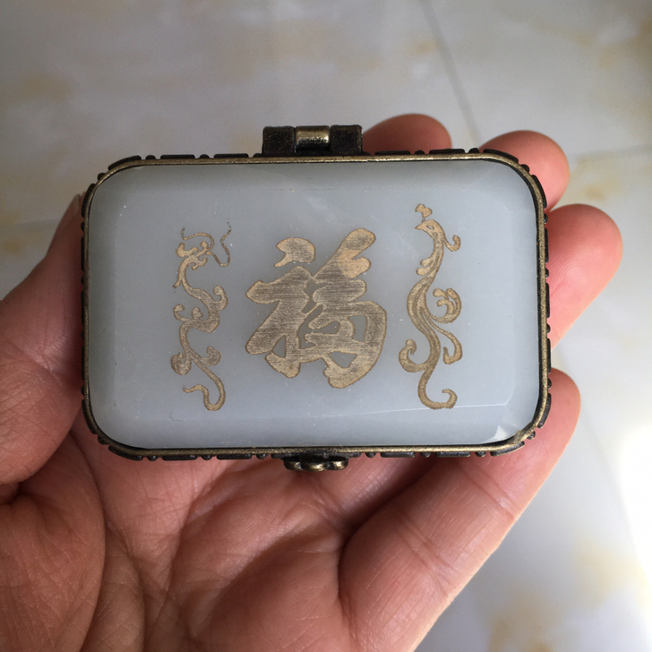 白玉骨雕首饰盒一个