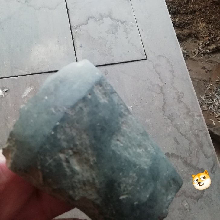 石斧，山上农田路上拾到，应该是石器时代器物...