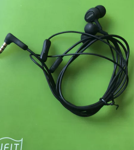 睿量耳机，实物拍摄，正常使用，音质很好，白...