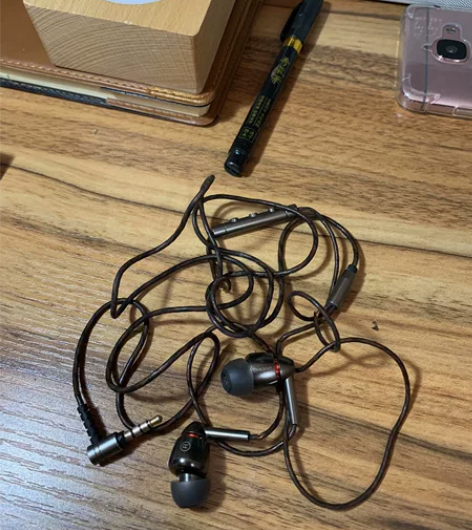 出一个万魔四单元圈铁耳机，型号e1010，...