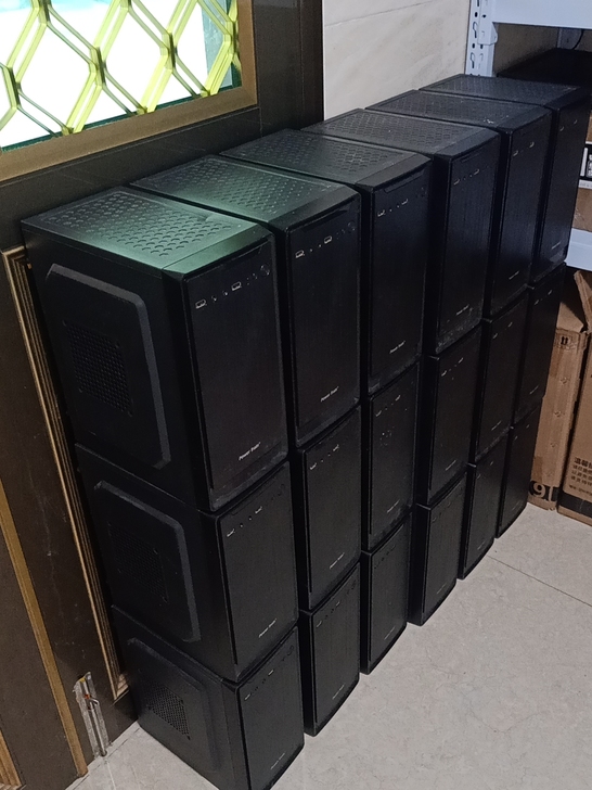 18个电脑机箱  动力火车  电脑主机箱。...