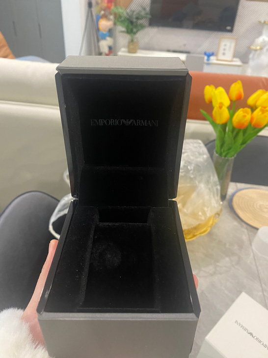 阿玛尼正品手表盒 保存的比较好 可以弄来送...