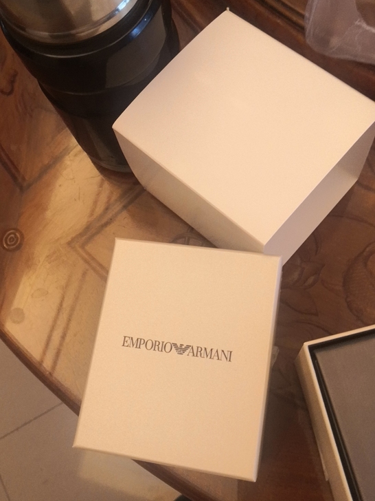 阿玛尼手表包装盒。