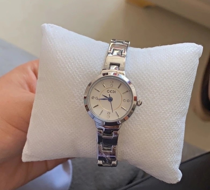 过生日朋友送的礼物是女士高档手表，全新没有...