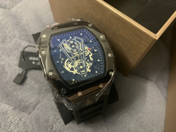 朋友送的手表。YIKAYI。全新带卡。有兴...